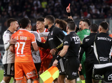 Futbolistas de Colo-Colo y Cobreloa se entrelazan en una discusión, mientras el árbitro del compromiso de la octava fecha del Campeonato Nacional 2024 muestra una tarjeta roja.