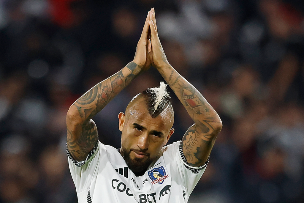 Arturo Vidal levanta sus dos manos al cielo en señal de perdón tras una nueva derrota con la camiseta de Colo-Colo durante la temporada 2024.