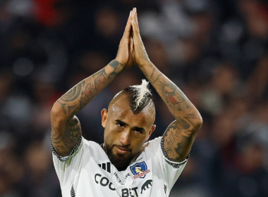 Arturo Vidal levanta sus dos manos al cielo en señal de perdón tras una nueva derrota con la camiseta de Colo-Colo durante la temporada 2024.