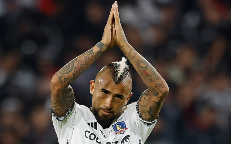 Arturo Vidal levanta sus dos manos al cielo en señal de perdón tras una nueva derrota con la camiseta de Colo-Colo durante la temporada 2024.