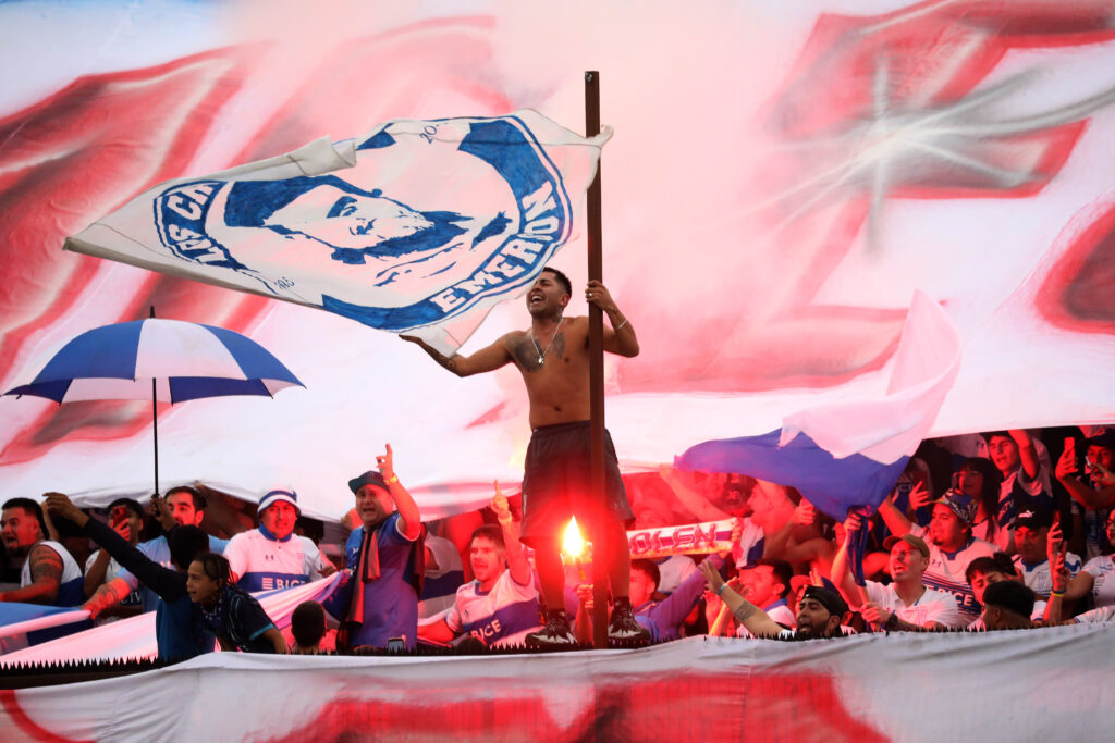 Hinchas de Universidad Católica en el Estadio Santa Laura.