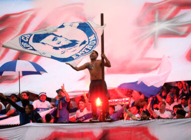 Hinchas de Universidad Católica en el Estadio Santa Laura.