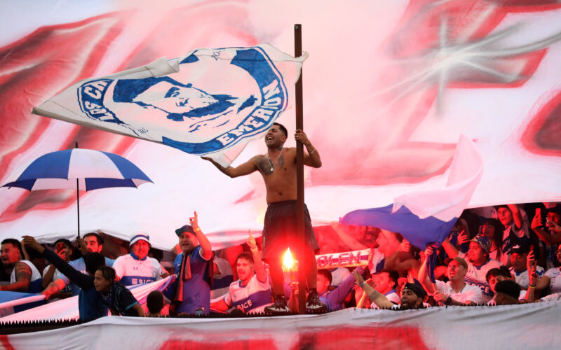 Hinchas de Universidad Católica en el Estadio Santa Laura.