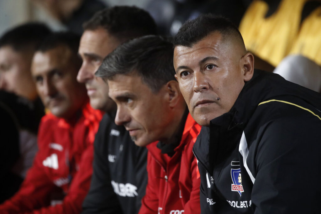 Jorge Almirón con cara de asombro junto a su cuerpo técnico de Colo-Colo en pleno partido durante la temporada 2024.