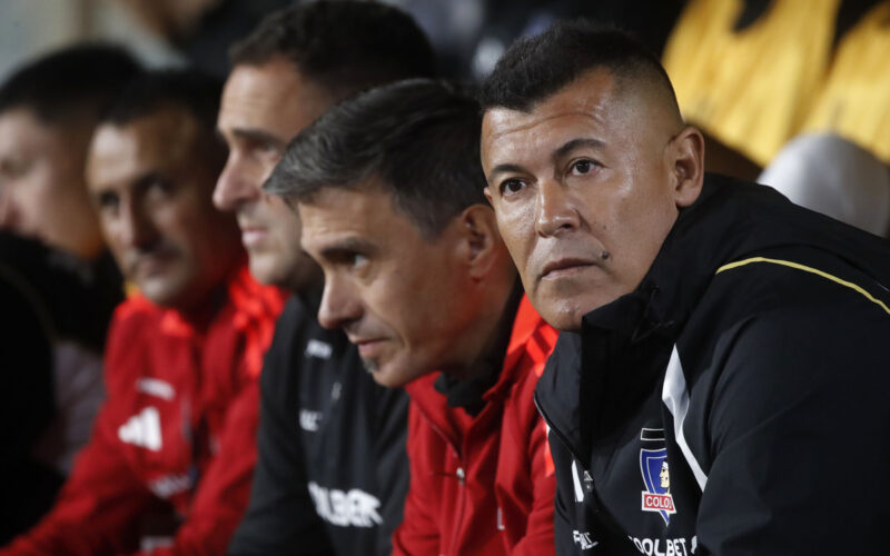 Jorge Almirón con cara de asombro junto a su cuerpo técnico de Colo-Colo en pleno partido durante la temporada 2024.