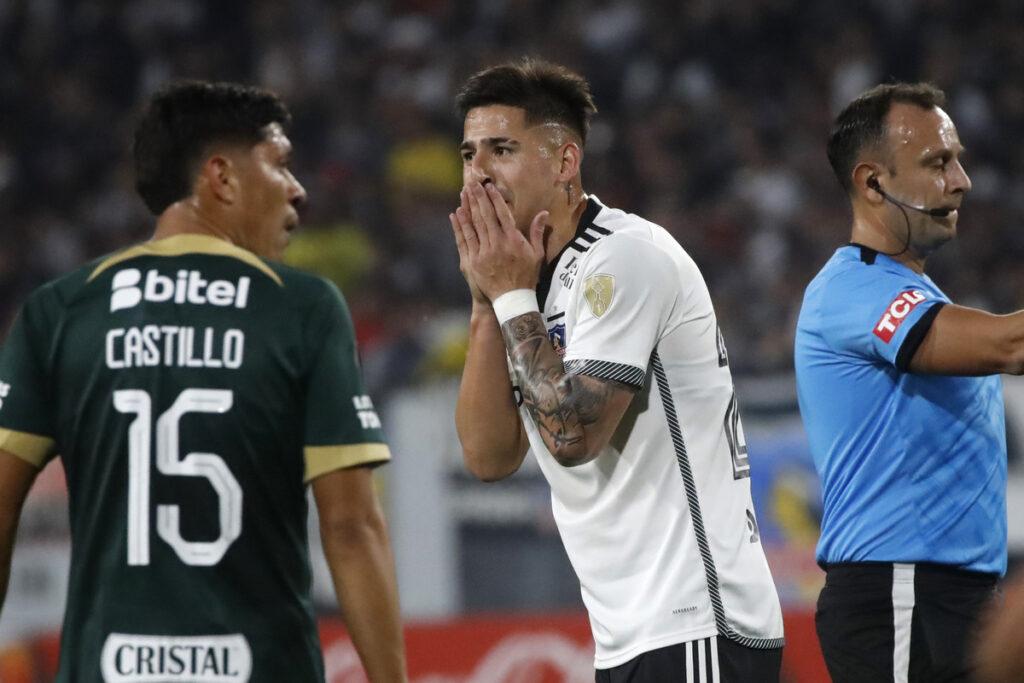 Guillermo Paiva se toma el rostro con sus manos y evidencia asombro en pleno partido de Colo-Colo ante Alianza Lima en el Estadio Monumental.