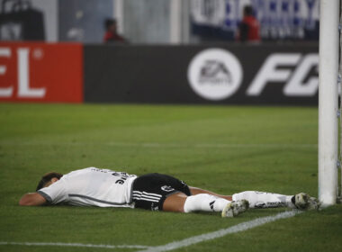 Leonardo Gil desparramado en el piso en pleno partido con la camiseta de Colo-Colo en el Estadio Monumental.