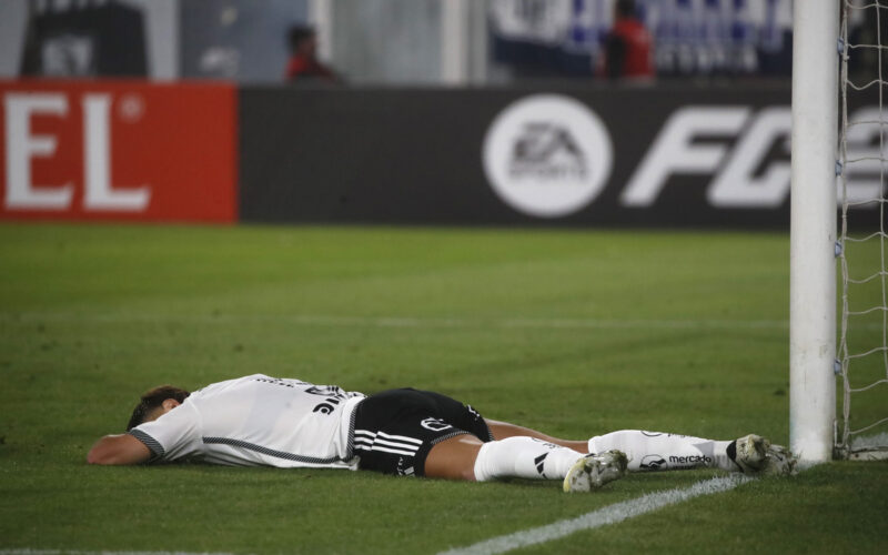 Leonardo Gil desparramado en el piso en pleno partido con la camiseta de Colo-Colo en el Estadio Monumental.