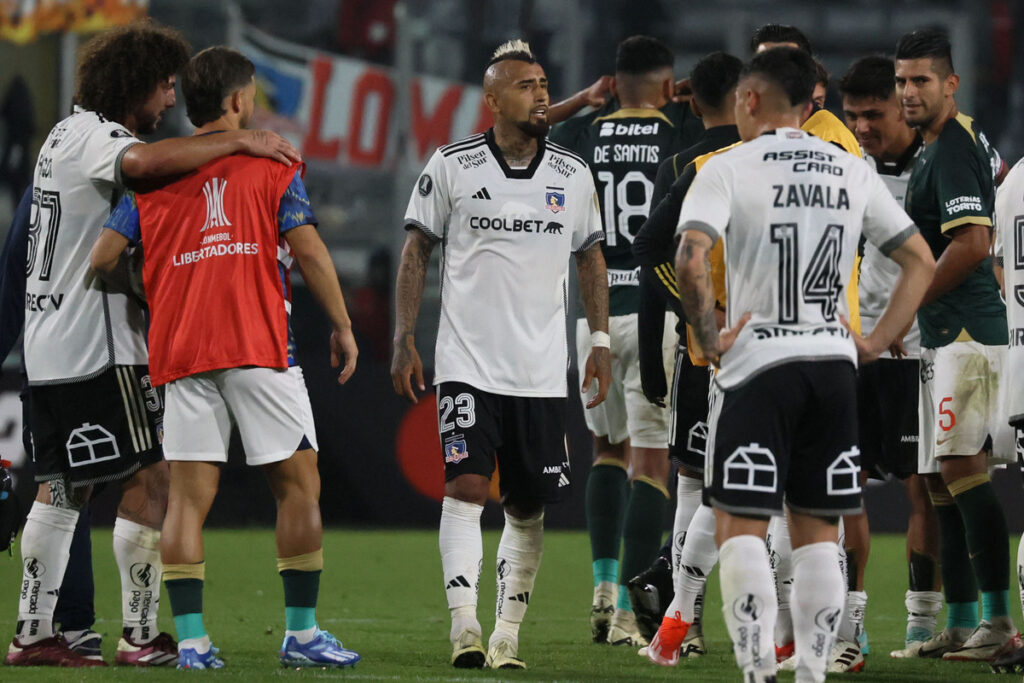 Arturo Vidal como fondo de la fotografía y el resto de sus compañeros de Colo-Colo y Alianza Lima se encuentran a su alrededor tras el empate 0-0 por la Copa Libertadores 2024.