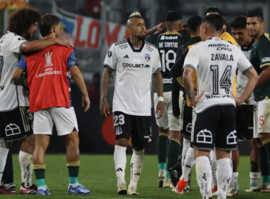 Arturo Vidal como fondo de la fotografía y el resto de sus compañeros de Colo-Colo y Alianza Lima se encuentran a su alrededor tras el empate 0-0 por la Copa Libertadores 2024.