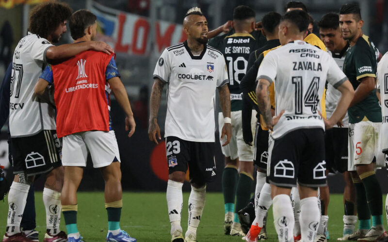 Arturo Vidal como fondo de la fotografía y el resto de sus compañeros de Colo-Colo y Alianza Lima se encuentran a su alrededor tras el empate 0-0 por la Copa Libertadores 2024.