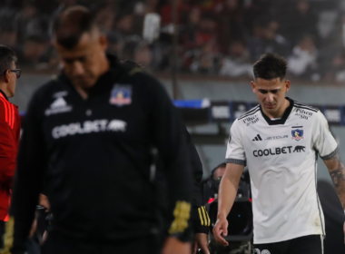 Guillermo Paiva se retira del campo de juego con claros signos de dolor, mientras que al frente suyo se encuentra Jorge Almirón, entrenador de Colo-Colo con la cabeza cabizbaja.