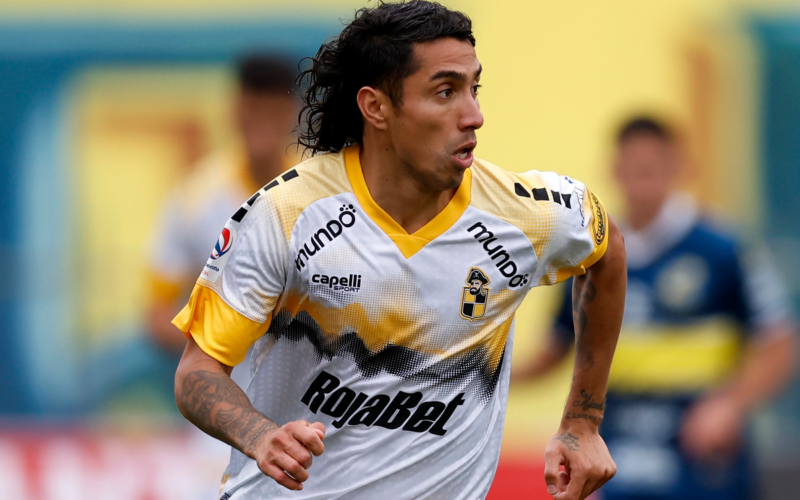 Luciano Cabral mira de reojo un objetivo en pleno partido con la camiseta de Coquimbo Unido durante la temporada 2024.