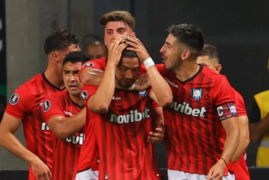 Primer plano a Felipe Loyola celebrando un gol con Huachipato