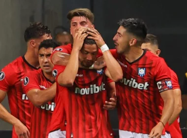 Primer plano a Felipe Loyola celebrando un gol con Huachipato