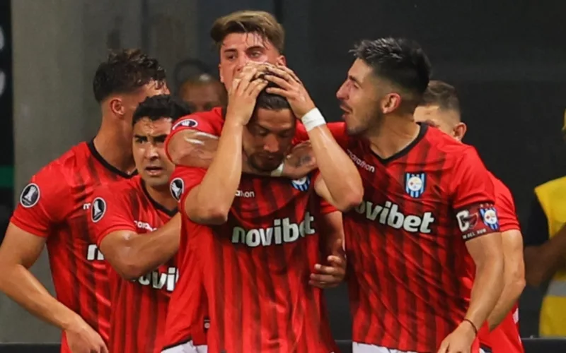 Primer plano a Felipe Loyola celebrando un gol con Huachipato