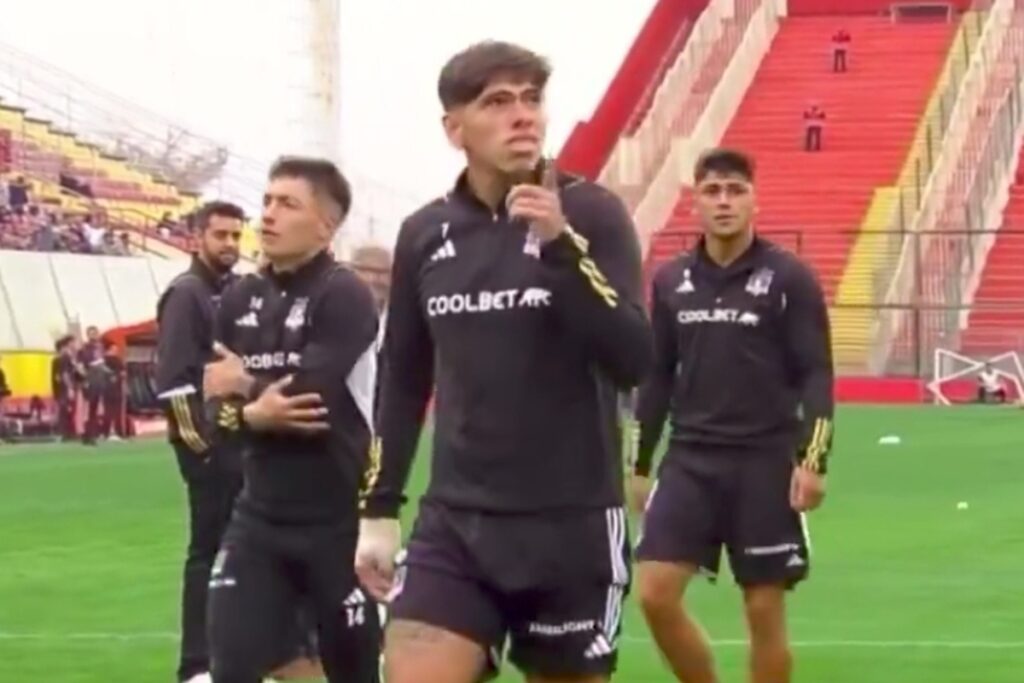 Carlos Palacios burlándose de la barra de Universidad Católica.