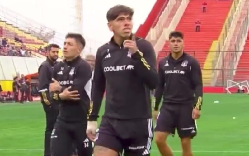 Carlos Palacios burlándose de la barra de Universidad Católica.