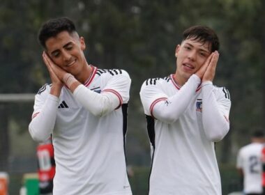 Primer plano a Diego Plaza y Leandro Hernández celebrando un gol con la categoría de Proyección