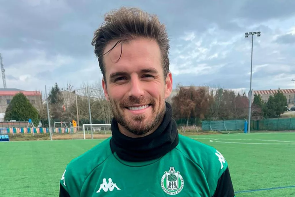 Christian Santos sonriendo con la camiseta del Arenteiro español.