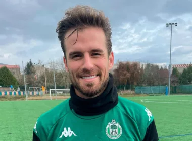 Christian Santos sonriendo con la camiseta del Arenteiro español.