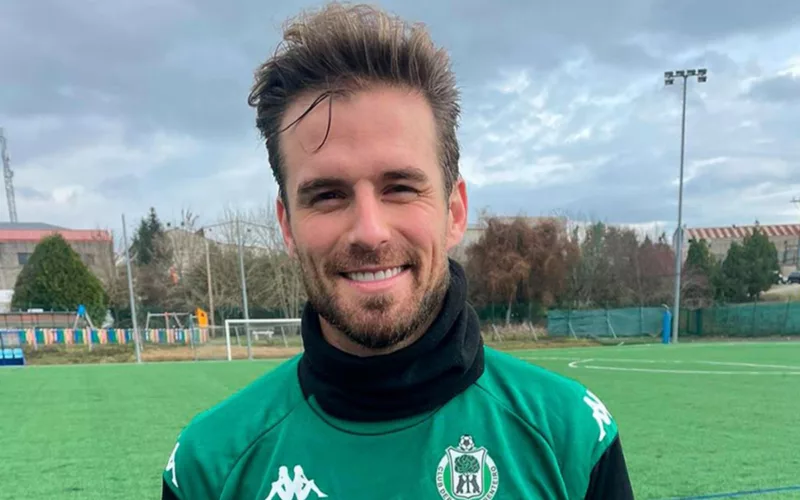 Christian Santos sonriendo con la camiseta del Arenteiro español.