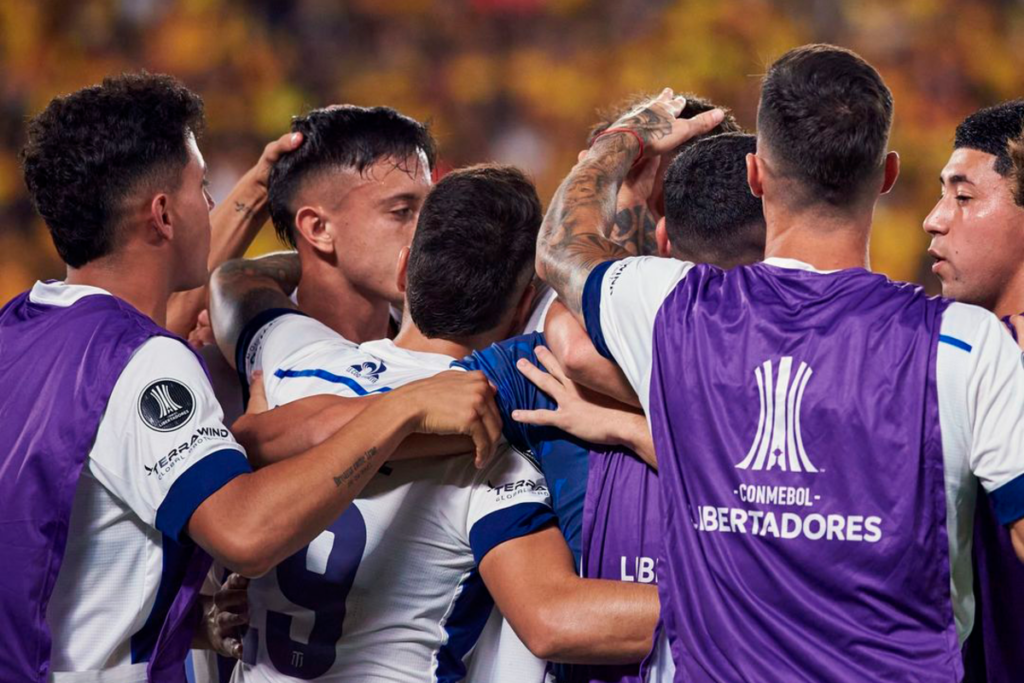 Futbolistas de Talleres de Córdoba se abrazan y celebran un gol en pleno partido por la Copa Libertadores 2024.