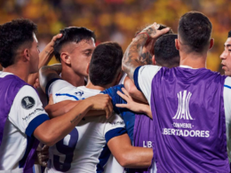 Futbolistas de Talleres de Córdoba se abrazan y celebran un gol en pleno partido por la Copa Libertadores 2024.
