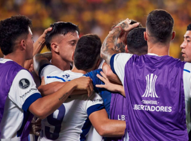 Futbolistas de Talleres de Córdoba se abrazan y celebran un gol en pleno partido por la Copa Libertadores 2024.