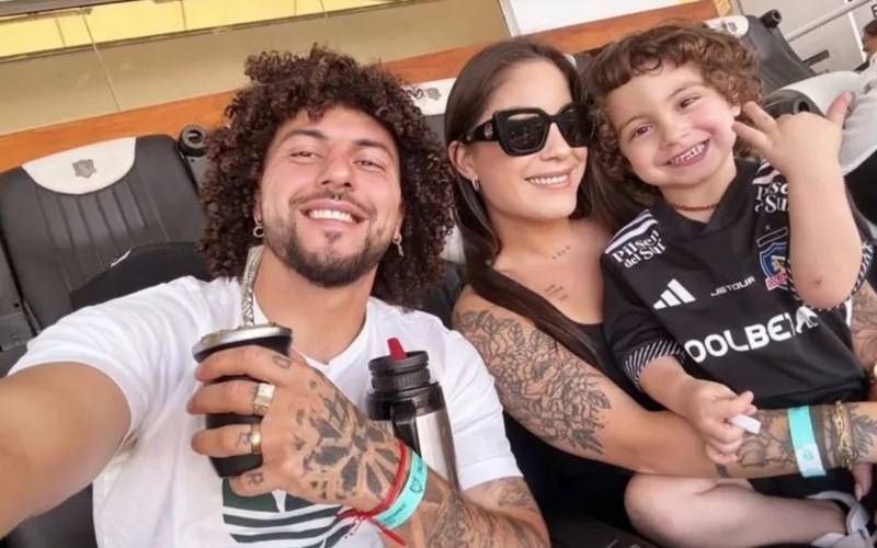 Domingo, Maximiliano Falcón y Florencia Pouso sonriendo en una selfie en el Estadio Monumental.