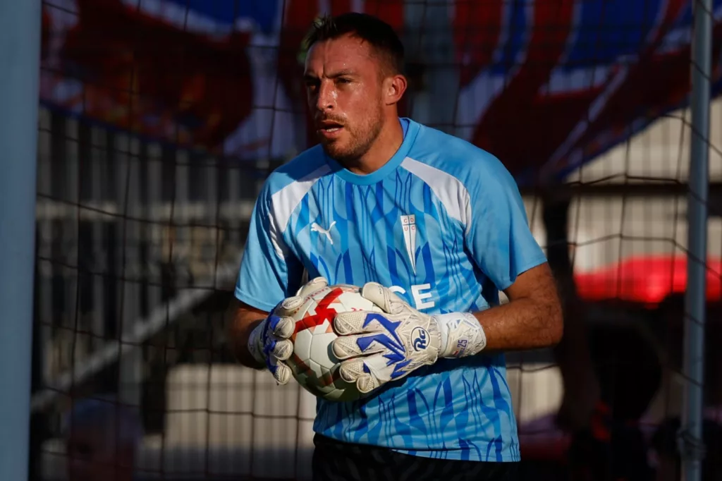 Sebastián Pérez con la camiseta de Universidad Católica y un balón en sus manos.