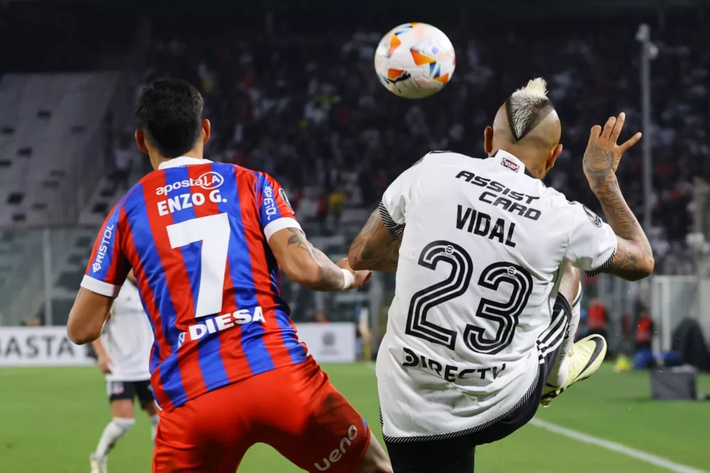 Enzo Giménez y Arturo Vidal de espaldas durante el partido de Colo-Colo vs Cerro Porteño