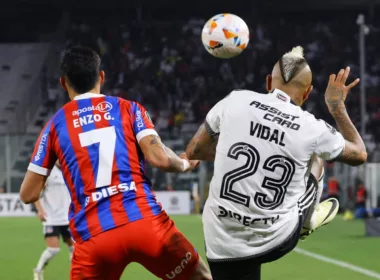 Enzo Giménez y Arturo Vidal de espaldas durante el partido de Colo-Colo vs Cerro Porteño