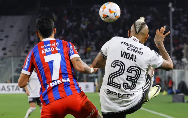 Enzo Giménez y Arturo Vidal de espaldas durante el partido de Colo-Colo vs Cerro Porteño