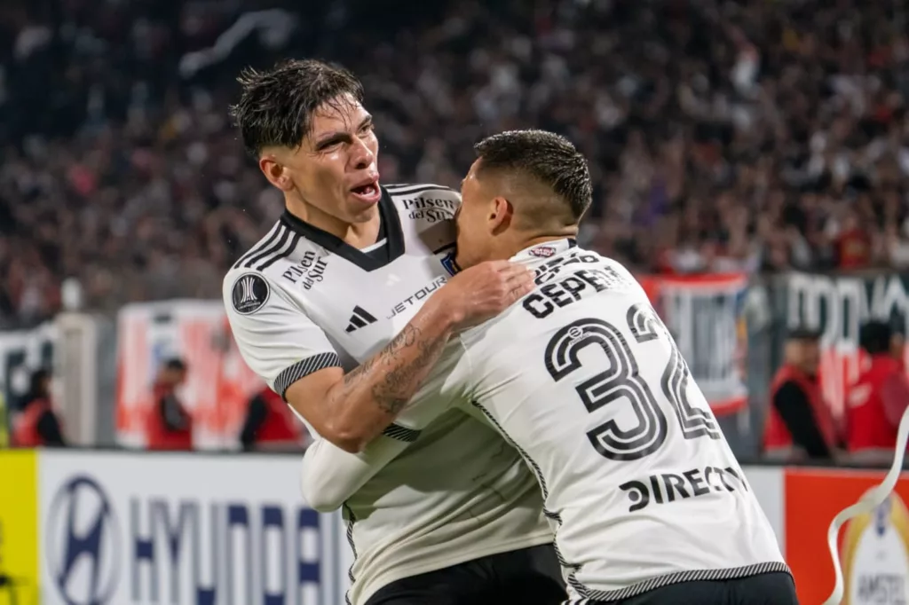 Carlos Palacios y Lucas Cepeda celebrando un gol con Colo-Colo.