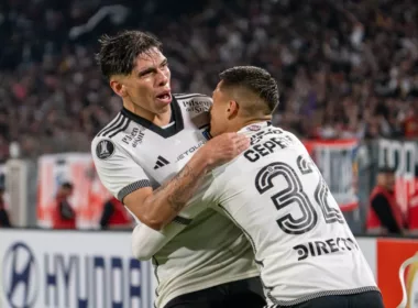 Carlos Palacios y Lucas Cepeda celebrando un gol con Colo-Colo.