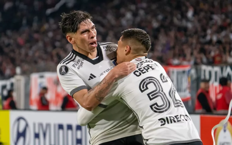 Carlos Palacios y Lucas Cepeda celebrando un gol con Colo-Colo.