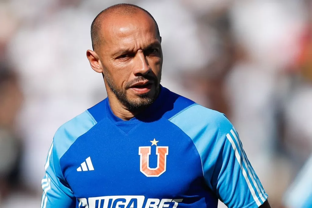 Primer plano a Marcelo Díaz con camiseta de Universidad de Chile.