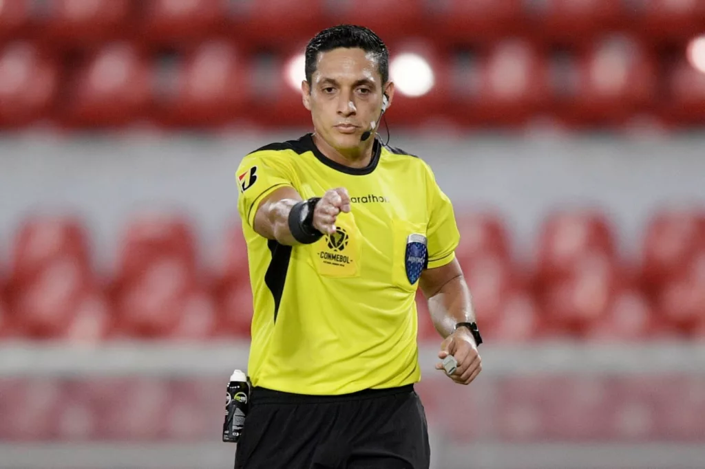 Primer plano a Jesús Valenzuela arbitrando.