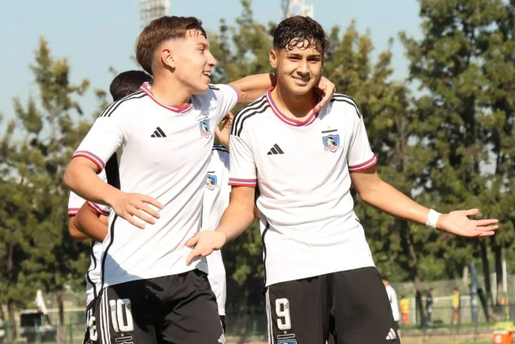 Franco Garrido celebrando un gol con la camiseta de Colo-Colo Sub-16