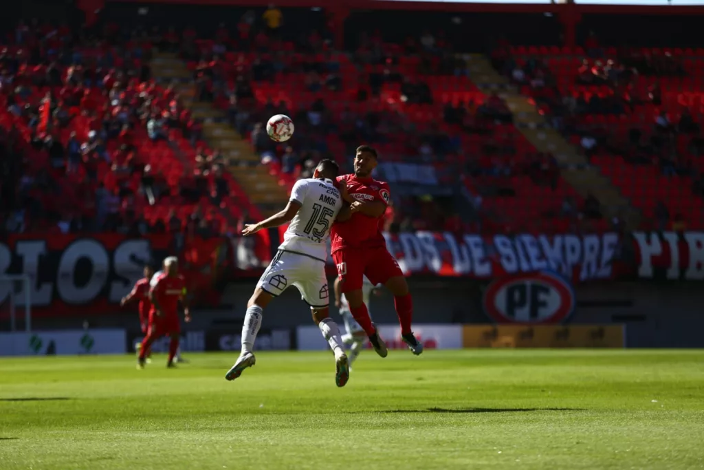 Emiliano Amor disputando un balón aéreo en el partido de Colo-Colo vs Ñublense