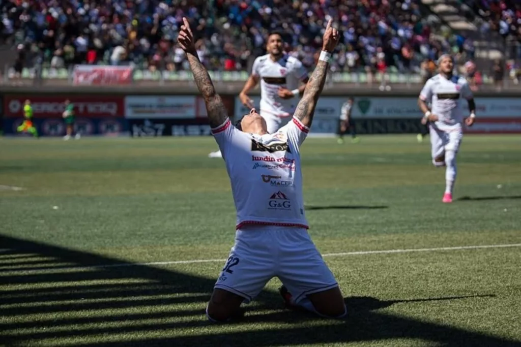 Bryan Soto celebrando un gol con la camiseta de Deportes Copiapó