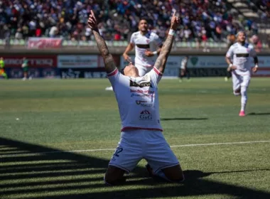 Bryan Soto celebrando un gol con la camiseta de Deportes Copiapó