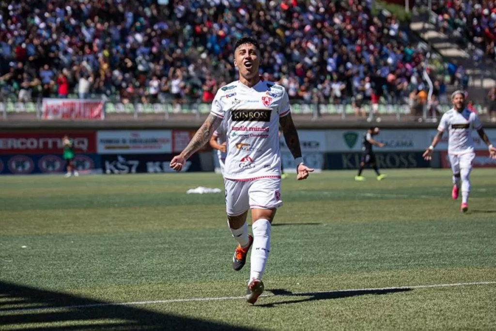 Bryan Soto celebrando un gol con la camiseta de Deportes Copiapó