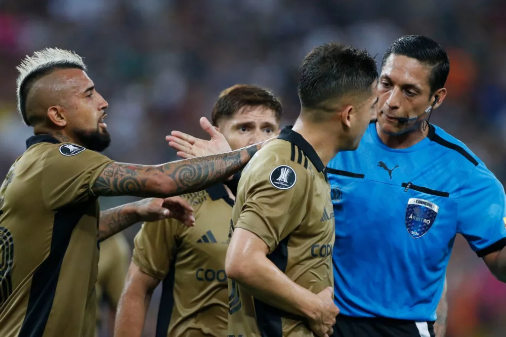 Jugadores de Colo-Colo reclamando un cobro a Jesús Valenzuela.