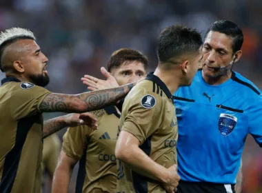 Jugadores de Colo-Colo reclamando un cobro a Jesús Valenzuela.