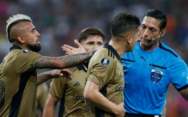 Jugadores de Colo-Colo reclamando un cobro a Jesús Valenzuela.