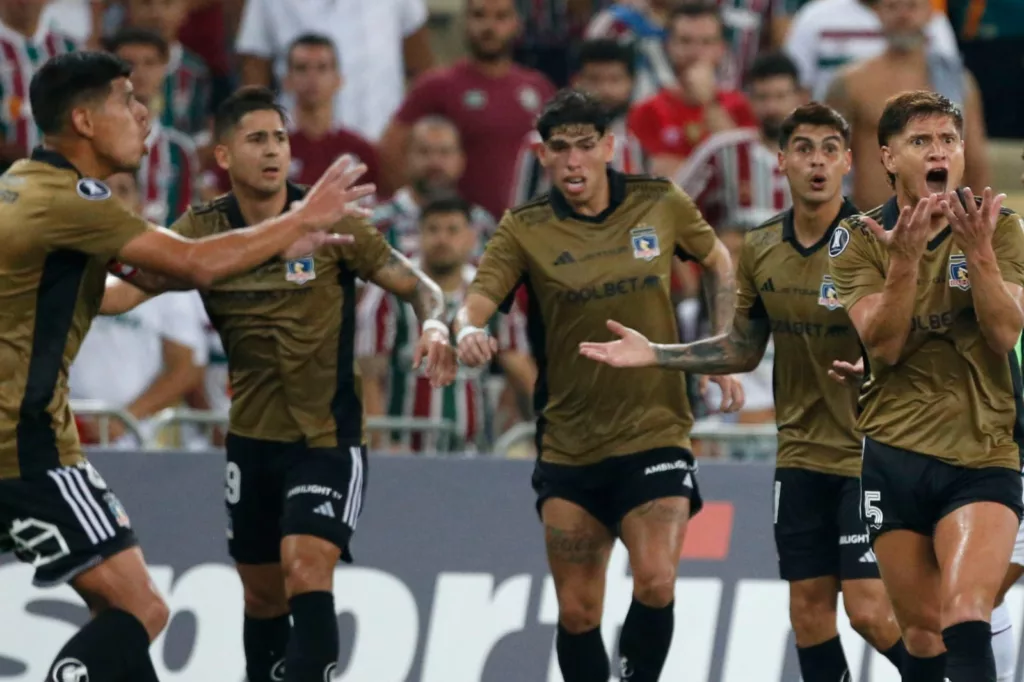 Plantel de Colo-Colo reclamando un cobro en el partido frente a Fluminense.