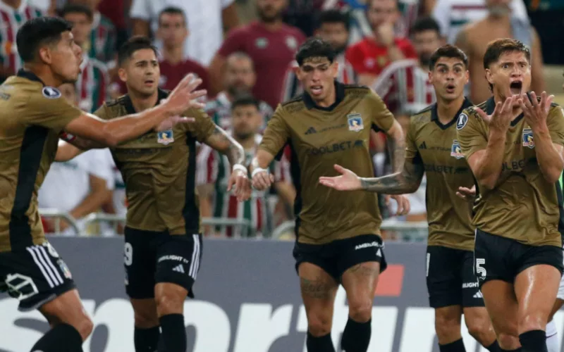 Plantel de Colo-Colo reclamando un cobro en el partido frente a Fluminense.