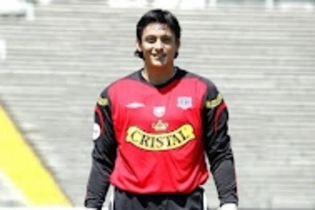 Primer plano a Rainer Wirth con camiseta de Colo-Colo.